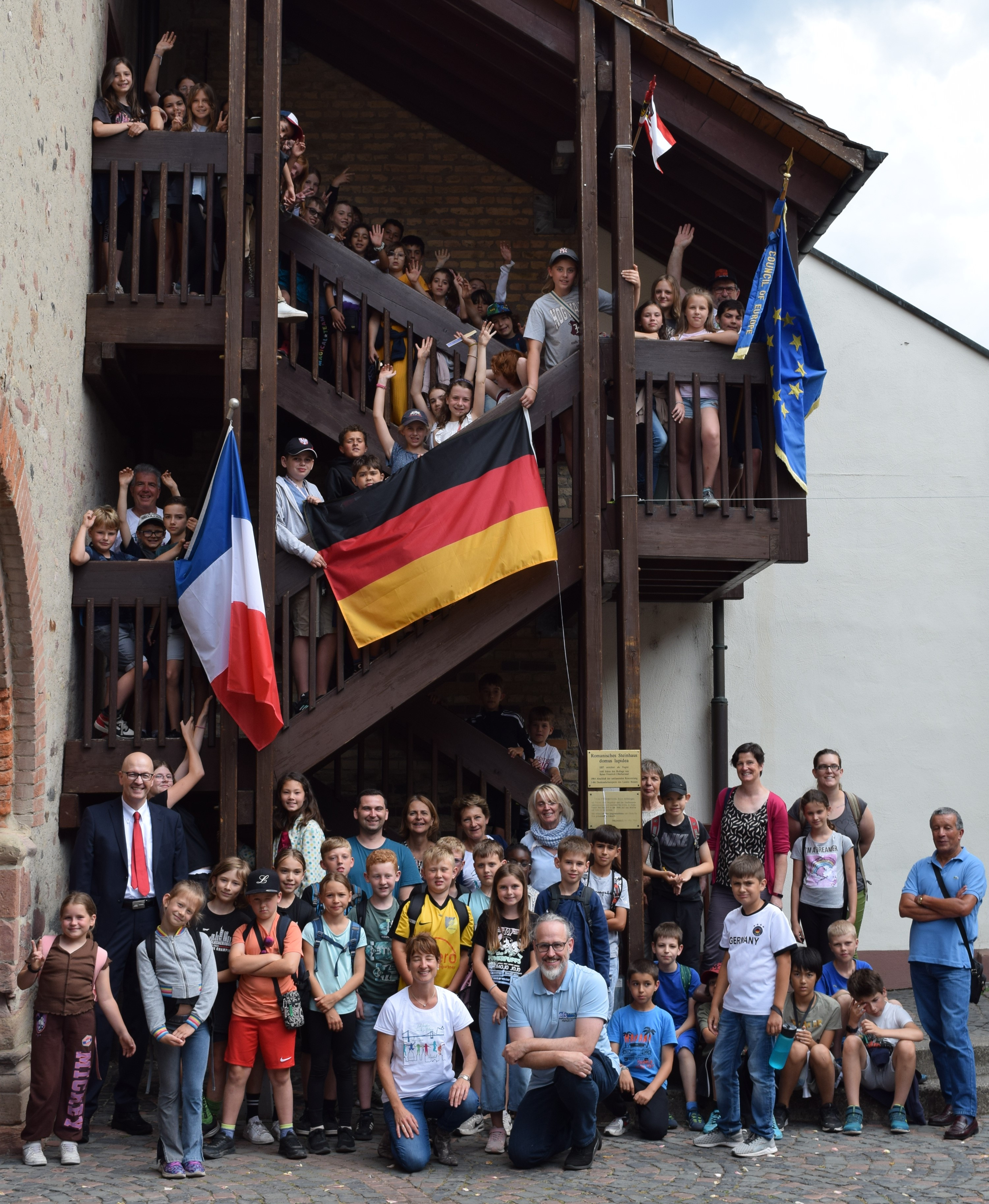 2023_Gruppenbild im Rathausinnenhof